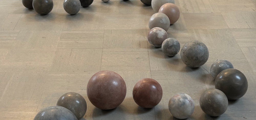 Viele Hikaru Dorodango-Kugeln aufgereiht am Boden