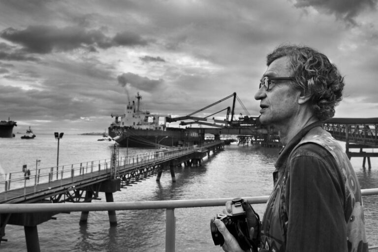 Wim Wenders während der Dreharbeiten zu „Das Salz der Erde“ | © Sebastião Salgado / Amazonas images